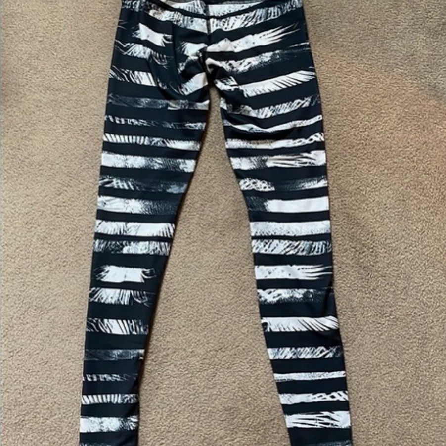 Lululemon High-Waisted Black And White Leggings - M